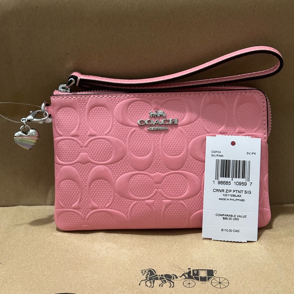 🌸🌸 Coach Corner Zip Wristlet In Signature Leather With Heart Charm